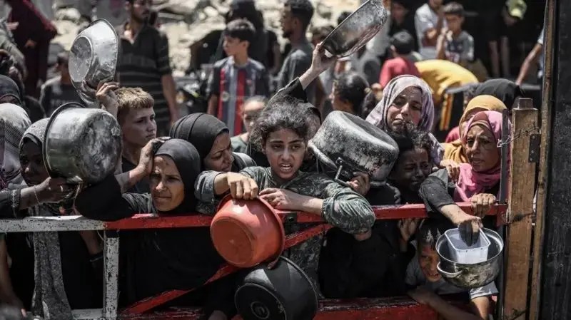 Israel diz que vai estabelecer corredores humanitários e retomar lançamentos aéreos de comida a Gaza neste sábado
