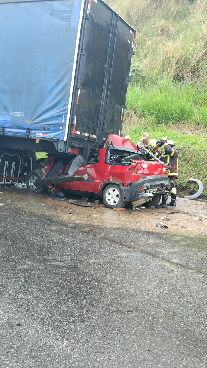Motorista fica preso às ferragens em engavetamento entre carro e carreta na Via Dutra, em Barra Mansa