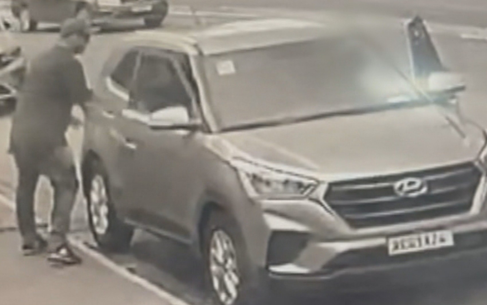 Idosa é internada em estado grave após ser arrastada por ladrão durante assalto a carro; vídeo 