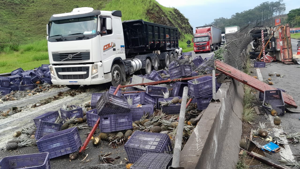 Caminhão tomba e provoca transtornos no trânsito na Via Dutra, em Barra Mansa