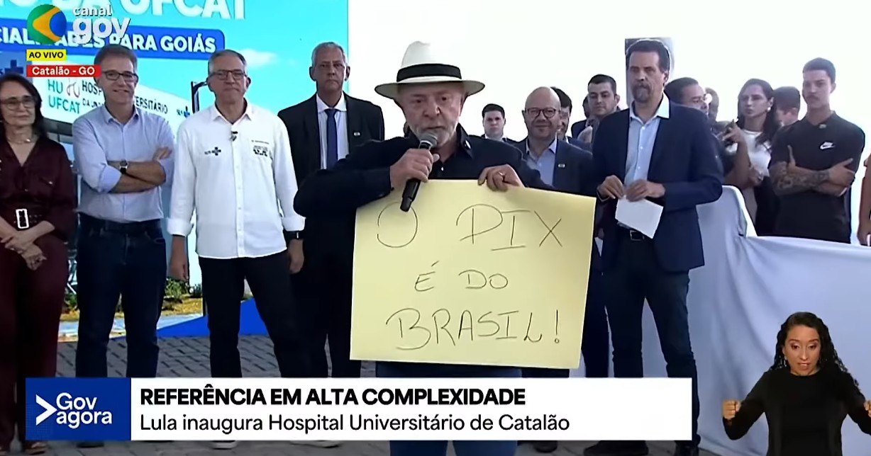 Em Goiás, Lula aparece em evento segurando cartaz: 'O PIX é do Brasil' e diz que aguarda telefonema de Trump