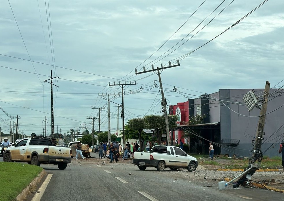 Batida entre caminhonete e poste afeta rede elétrica de Sorriso (MT) — Foto: Reprodução