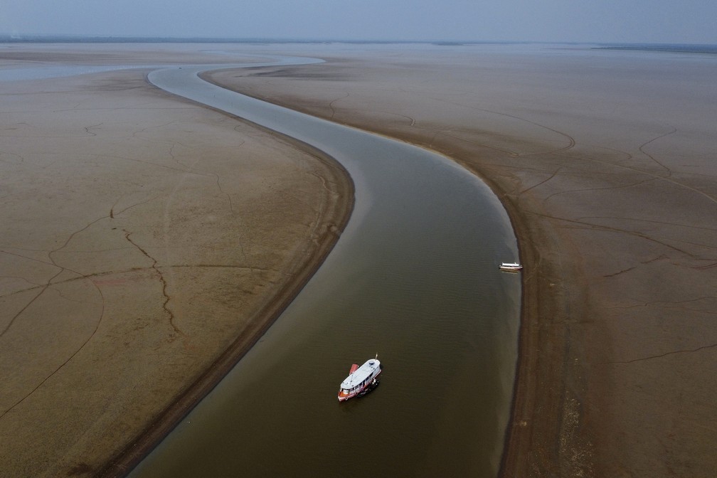 Barco viaja por trecho do rio Amazonas afetado pela seca, perto de Manacapuru, na Região Metropolitana de Manaus, em 27 de setembro de 2023. — Foto: AP Photo/Edmar Barros