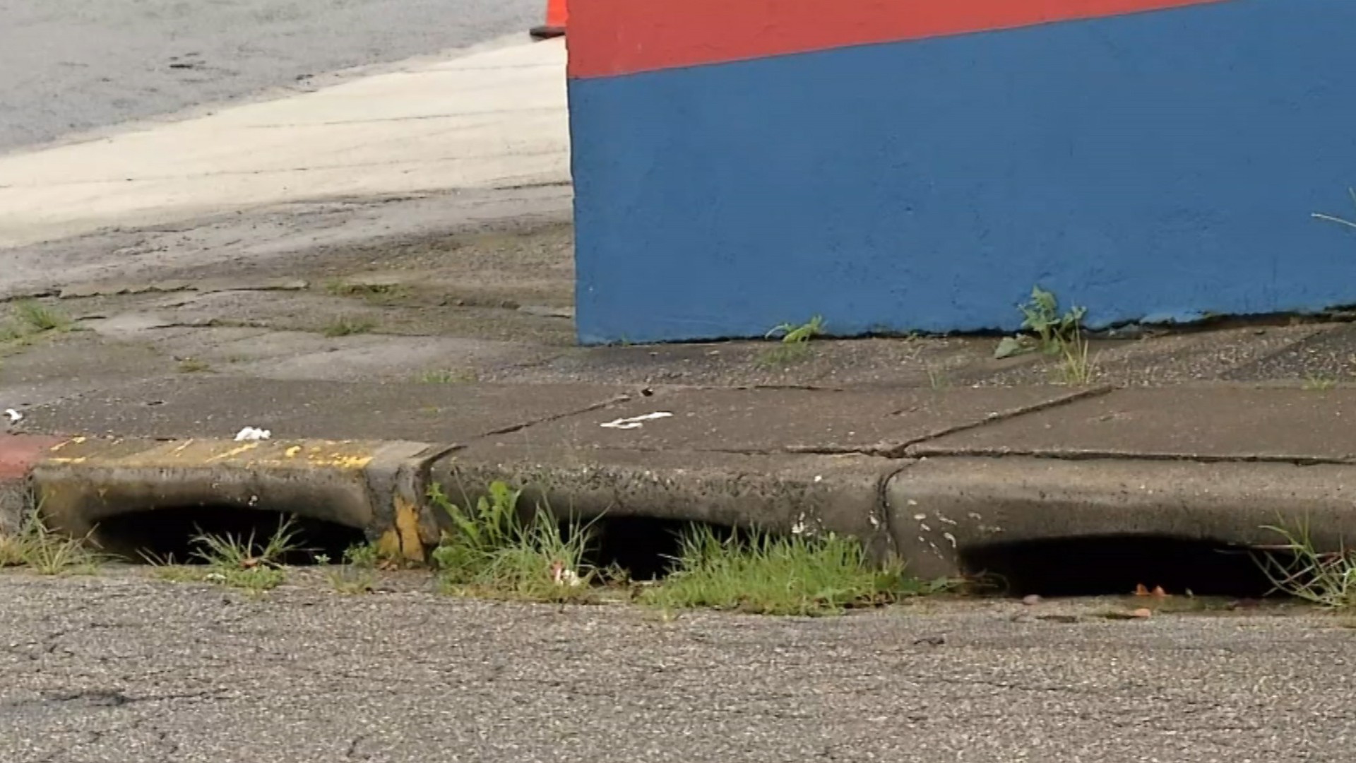 ‘Dá até ânsia de vômito’: mau cheiro de bueiro em bairro de Mogi das Cruzes dura mais de 10 anos