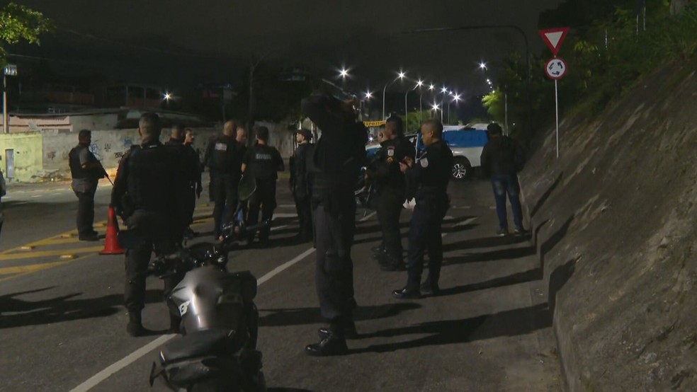 Tiroteio aconteceu na Avenida Adhemar Bebiano, no Engenho da Rainha, Zona Norte do Rio — Foto: Reprodução/TV Globo