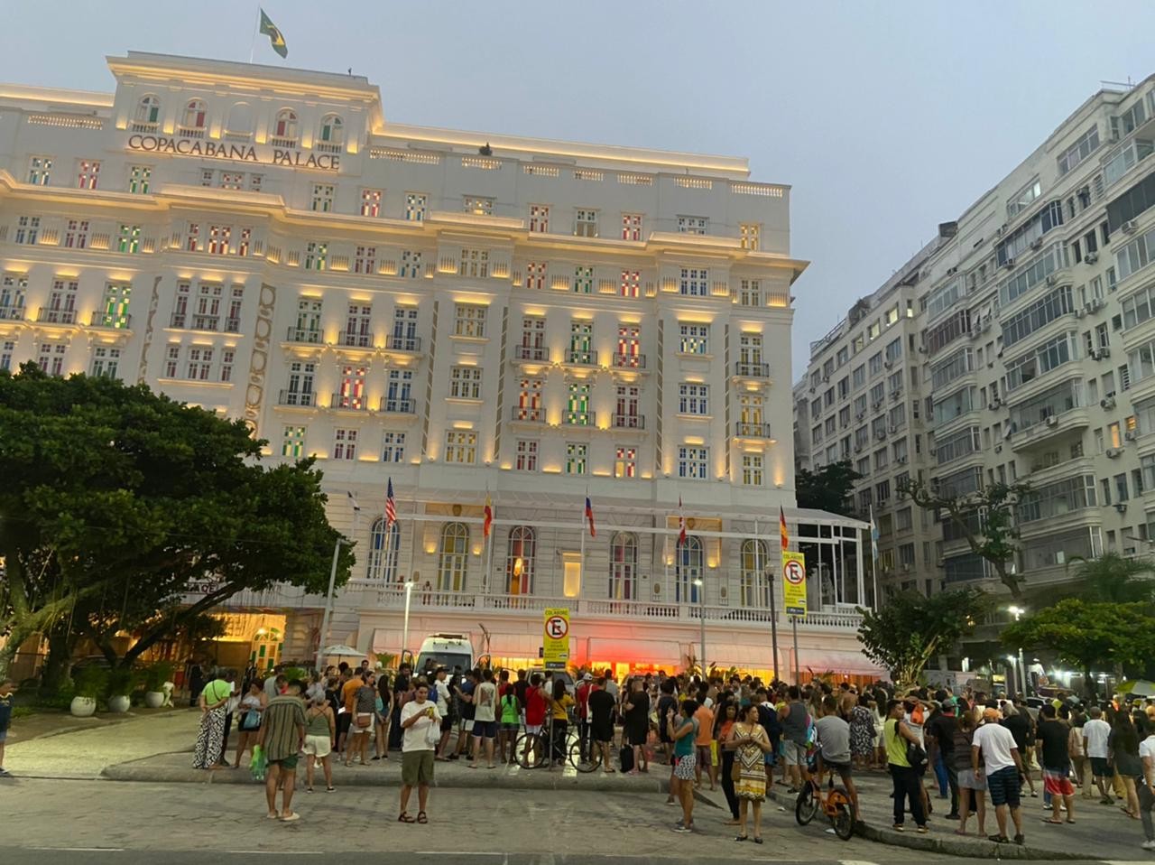 Fãs de Madonna se concentram em frente ao Hotel Copacabana Palace 
