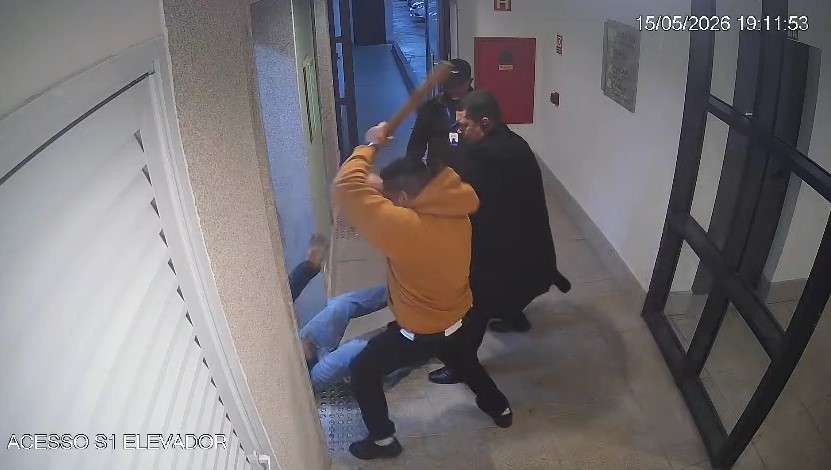 VÍDEO: homem é agredido com pedaço de madeira após esfaquear ex-companheira e namorado dela na Grande SP