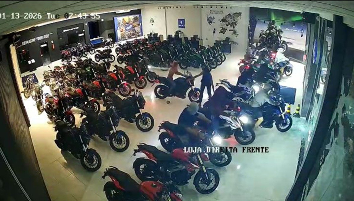 Tombos e empurrões: Vídeo mostra novo ângulo de furto de 12 motos por ladrões em loja de SC