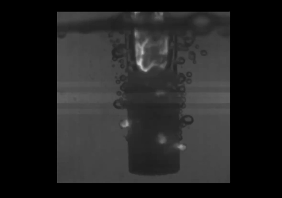 Reator de plasma usado pelos pesquisadores para converter metano em metanol com raios artificiais. — Foto: Alexander Davis/Northwestern University