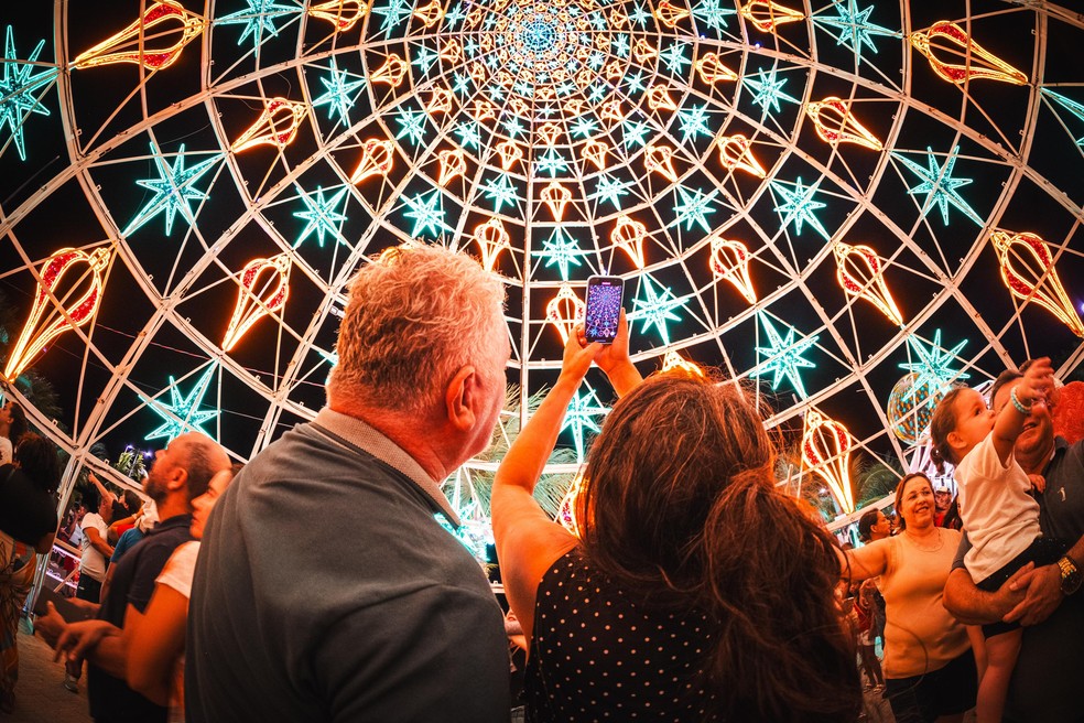 Público na parte interna da árvore gigante de Natal em Maceió, na Ponta Verde — Foto: Jonathan Lins/Secom Maceió
