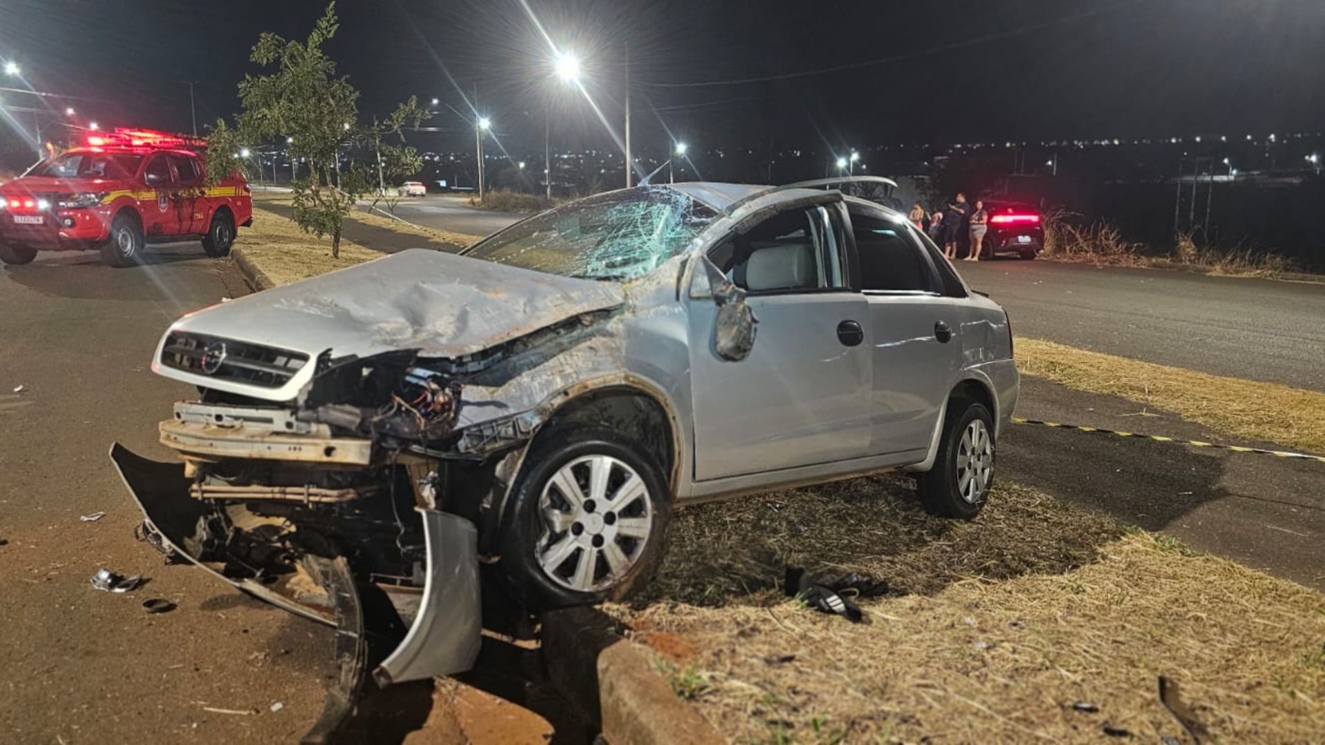 Jovem fica em estado grave ao capotar e ser arremessado para fora do carro em Uberlândia