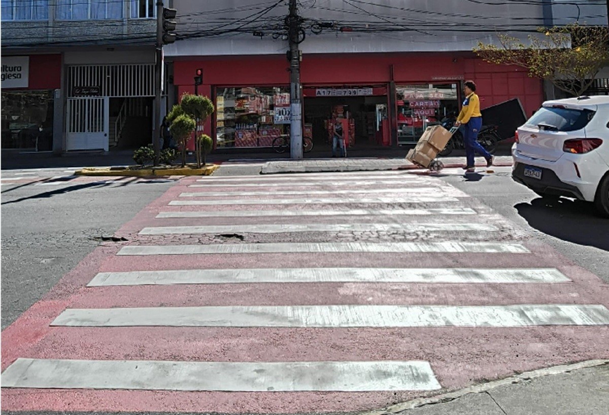 Residents complain about short time to cross at traffic lights in Teresópolis
