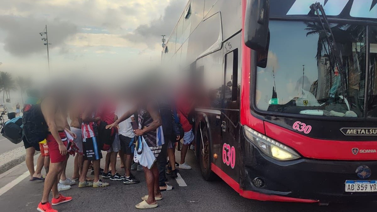 Torcedores argentinos se envolvem em confusão com brasileiros no Leme
