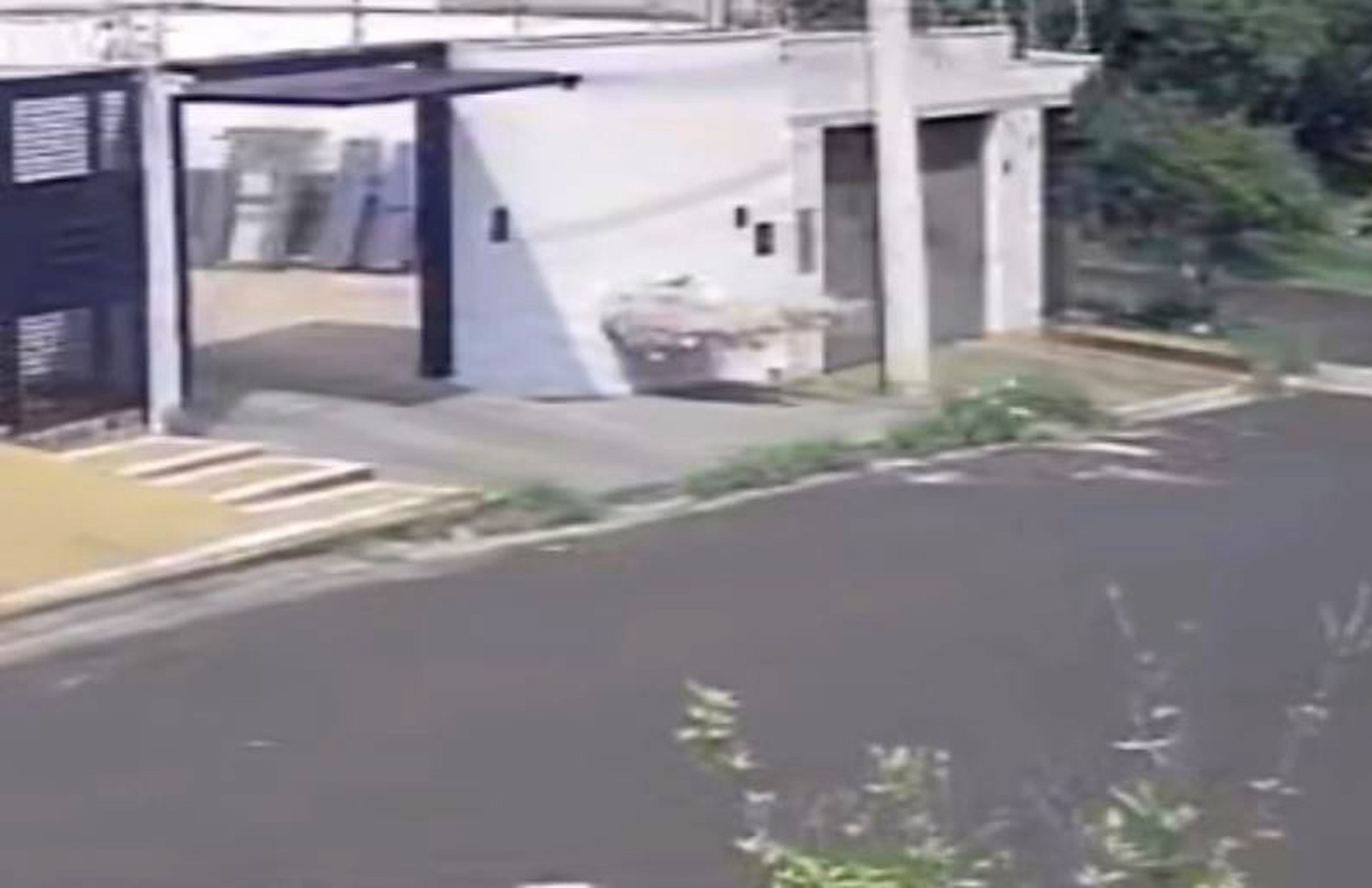 Vídeo: cilindro com vazamento atravessa parede de casa em Ribeirão Preto, SP