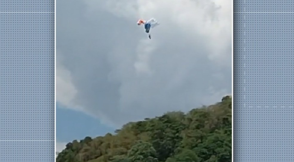 Piloto de parapente cai sobre árvores durante campeonato em Andradas, MG — Foto: Reprodução/EPTV