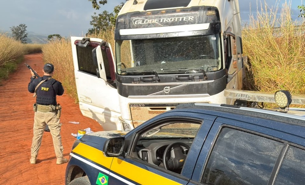 Homem é preso após ser perseguido por 40 km em caminhão roubado e tentar jogar veículo contra viatura em MG