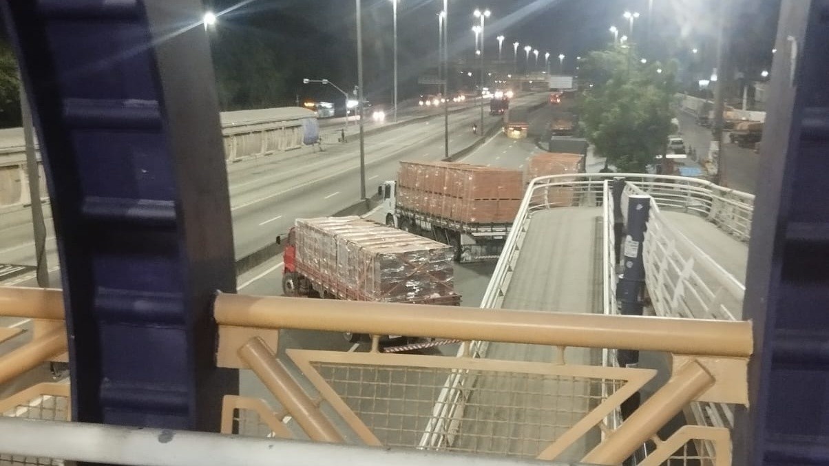 Complexo da Maré tem intenso tiroteio; linhas Amarela e Vermelha e Avenida Brasil são interditadas