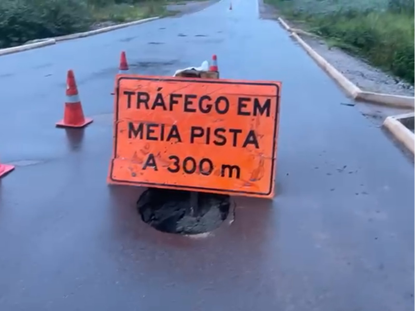 Buraco surge em trecho da BR-317 e provoca bloqueio parcial no interior do Acre