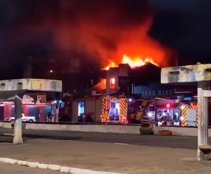 Incêndio destrói loja de bicicletas no Centro de Maceió; bombeiros se feriram