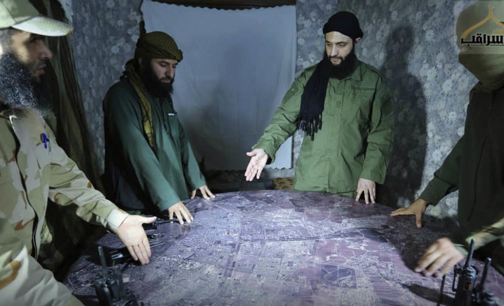 Foto sem data divulgada por um grupo militante em 2016 mostra Abu Mohammed al-Golani — Foto: Militant UGC via AP/Foto de arquivo