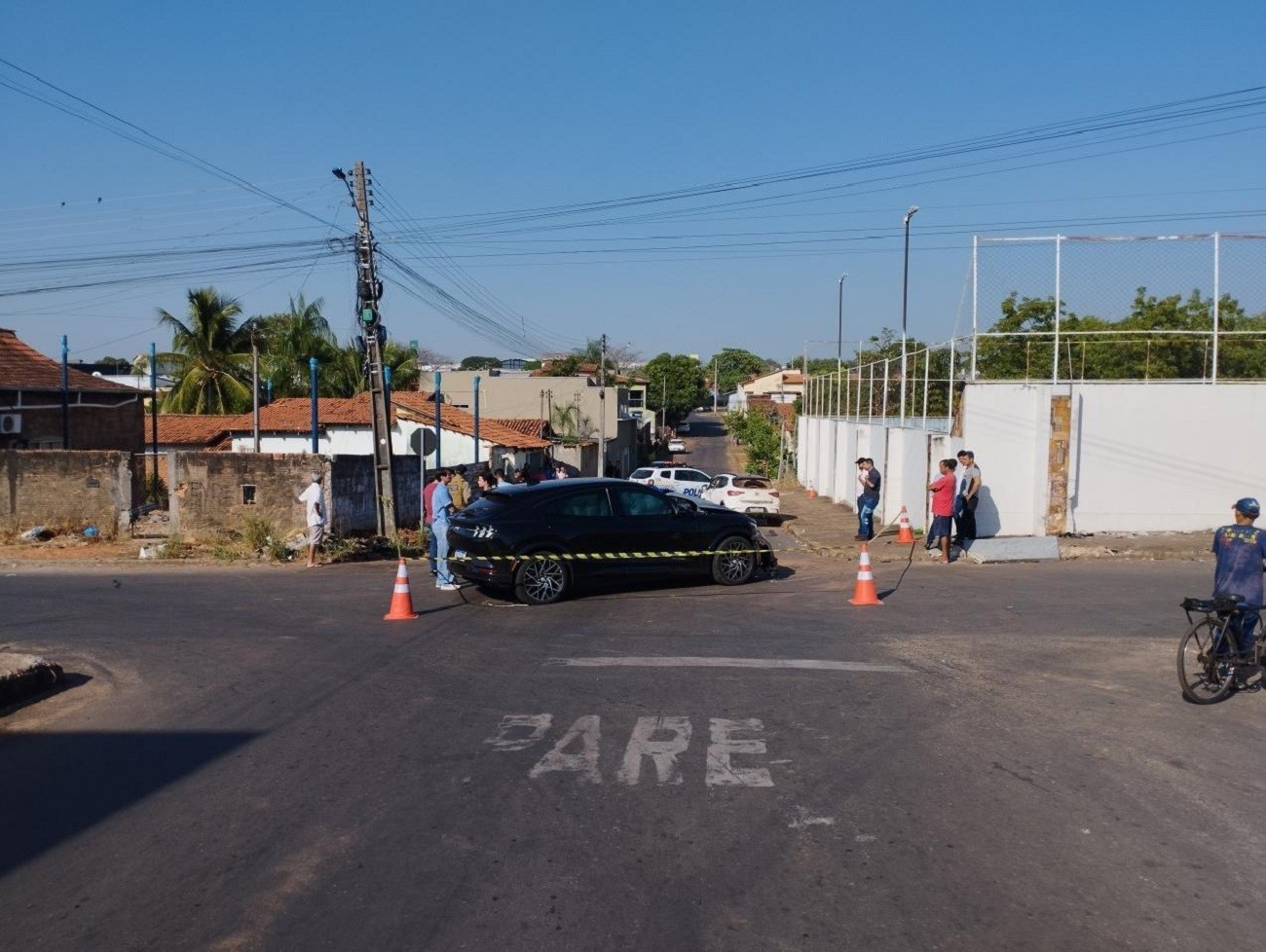 Mulher morre após ser atingida por carro enquanto estava na calçada, diz PM 