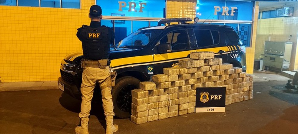 Agentes de segurança pública são presos transpostando drogas em RO — Foto: Divulgação/PRF