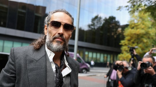 Mulher diz que Russell Brand a obrigou a tirar fotos dele seminu e a estuprou
