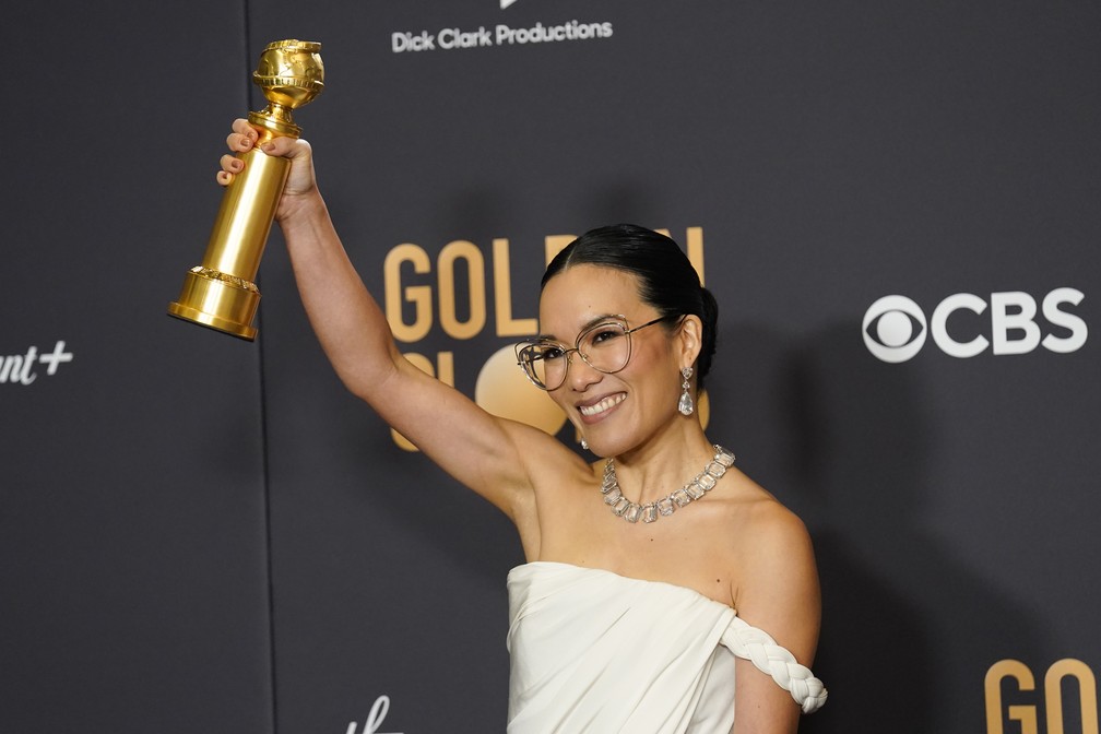 Ali Wong ganhou um Globo de Ouro 2024 como melhor atriz em minissérie por 'Treta' — Foto: Chris Pizzello/AP Photo