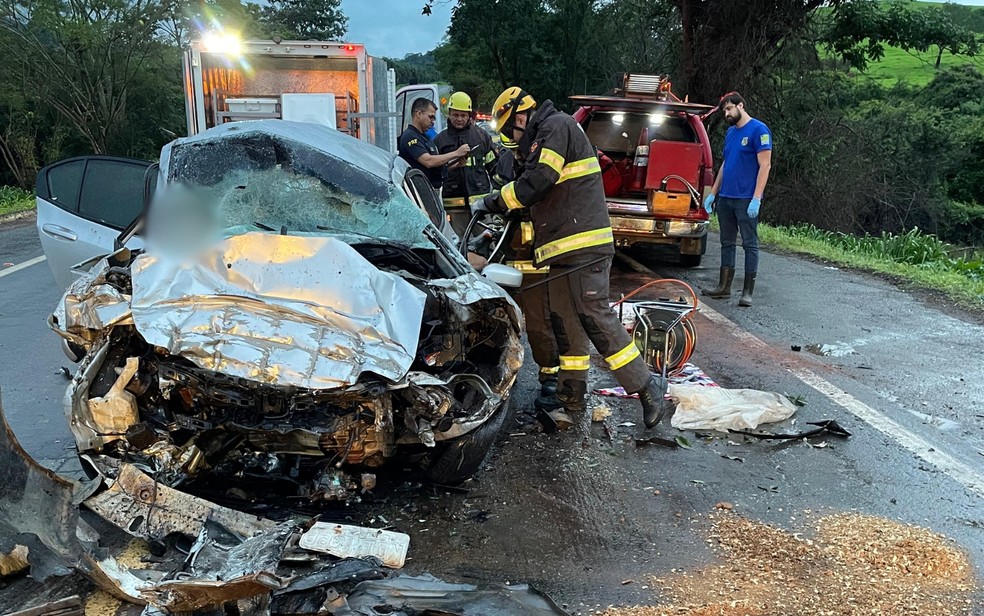 Acidente mata quatro pessoas em rodovia de Goiás — Foto: Divulgação/Corpo de Bombeiros