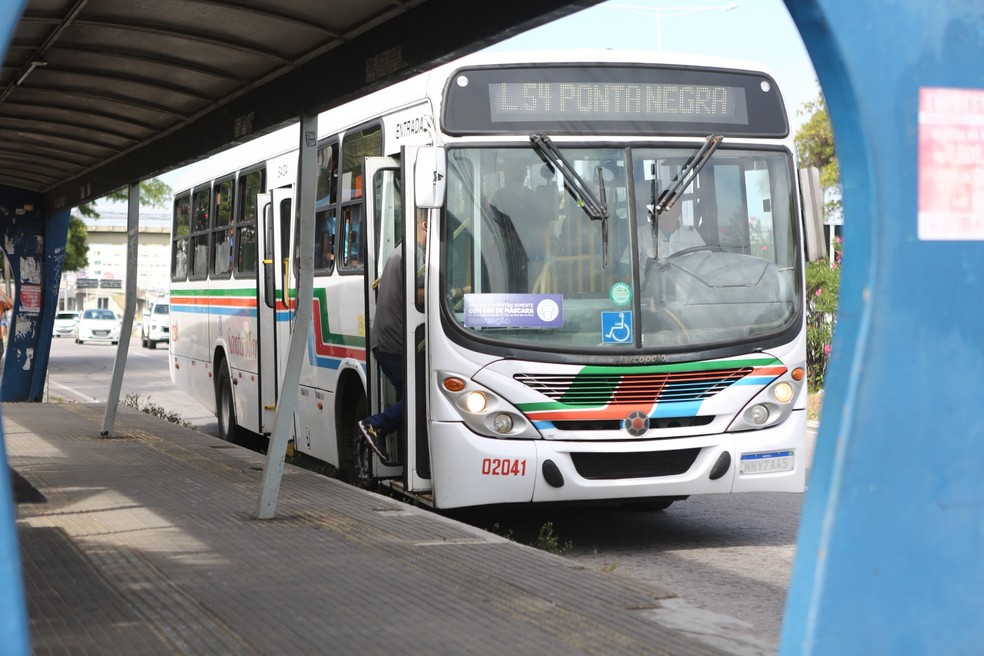 Ônibus em ponto de parada do transporte público em Natal — Foto: Sandro Menezes/Governo do RN