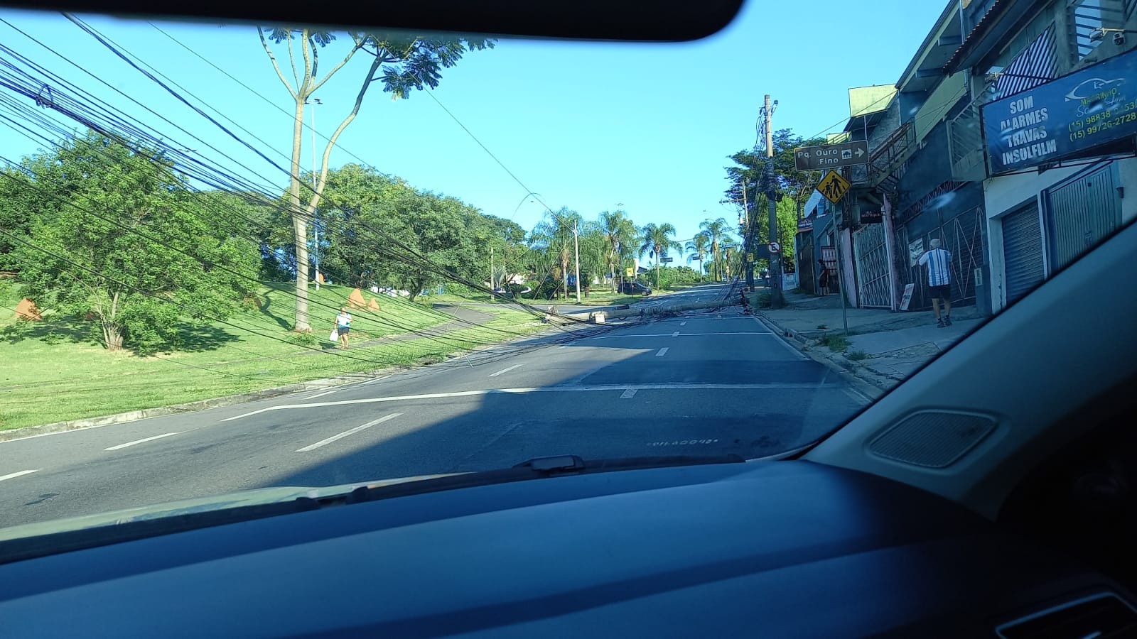 Queda de poste deixa moradores e comerciantes sem energia no Wanel Ville em Sorocaba