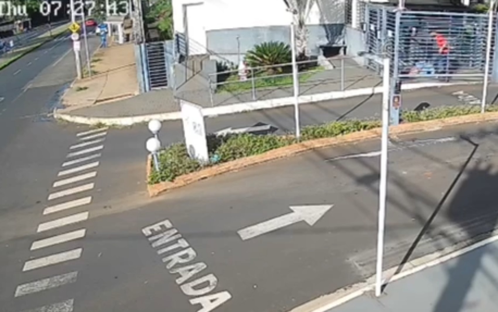 Homem espanca ex-namorada na portaria de condomínio em Ribeirão Preto, SP; VÍDEO