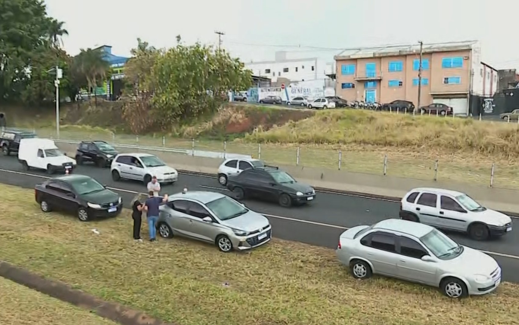 Quatro pessoas ficam feridas em três engavetamentos envolvendo 23 veículos em rodovia em Franca, SP