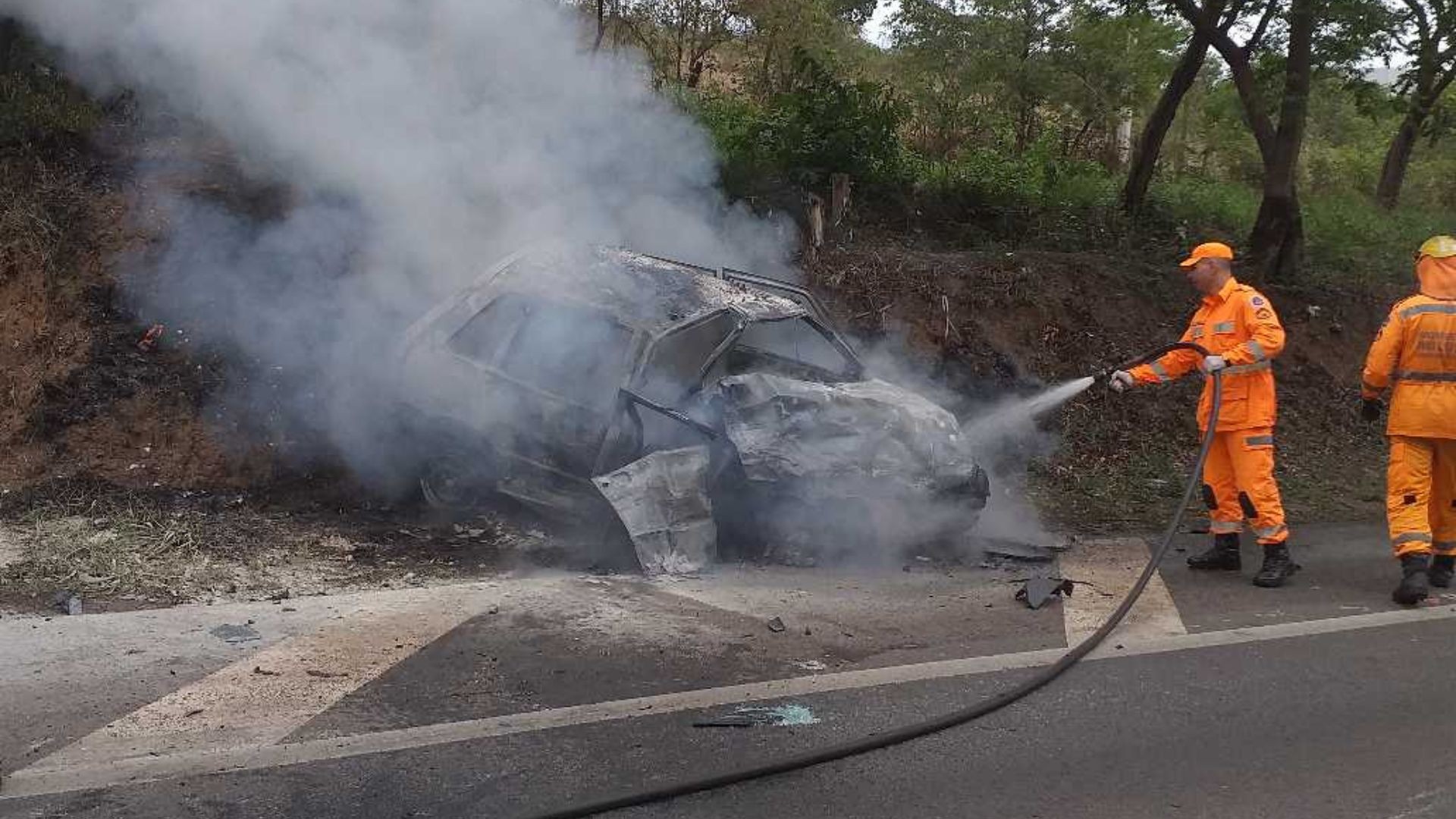 Carro pega fogo após batida na MG-050 e acidente deixa dois mortos