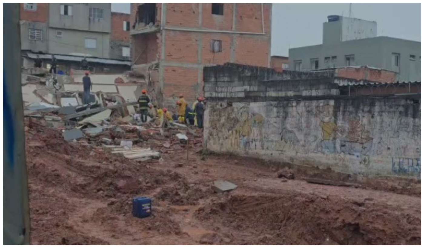 Três pessoas são resgatadas após desabamento de prédio em São Bernardo, na Grande SP; 1 segue sob escombros