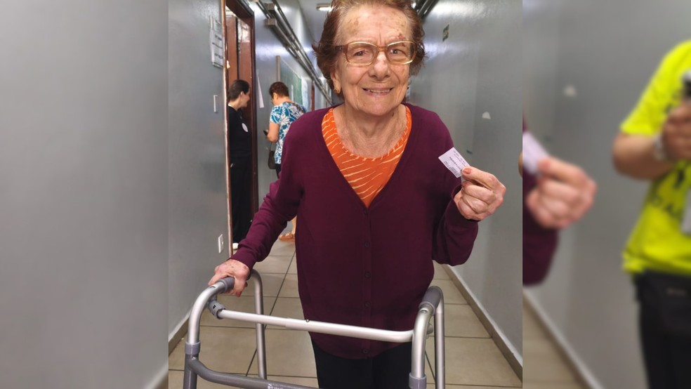 2 de 3
Nair Dota, de 92 anos, foi at&eacute; a Escola Estadual Torquato Minhoto para votar neste segundo turno &mdash; Foto: Ana Paula Bonora/Reprodu&ccedil;&atilde;o