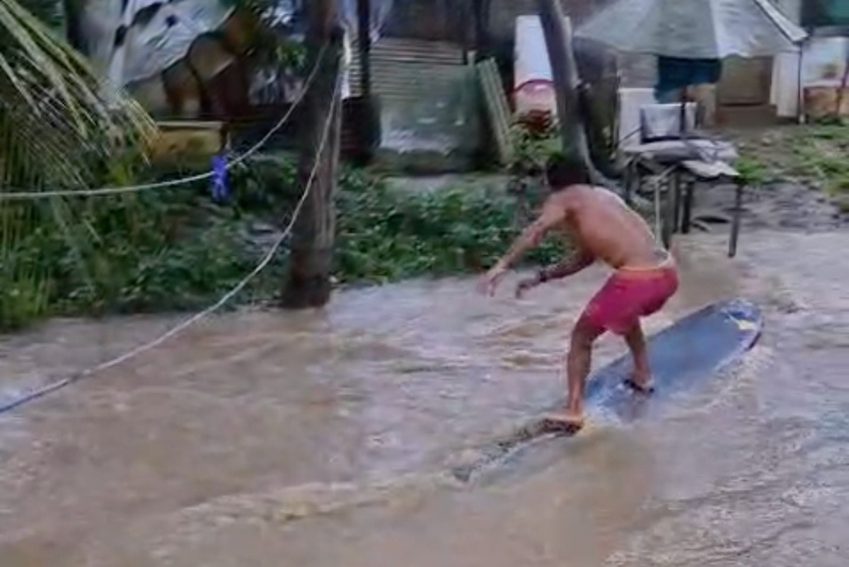 
Fernando de Noronha registra maior volume de chuva em 24 horas em Pernambuco; morador 'surfa' na lama