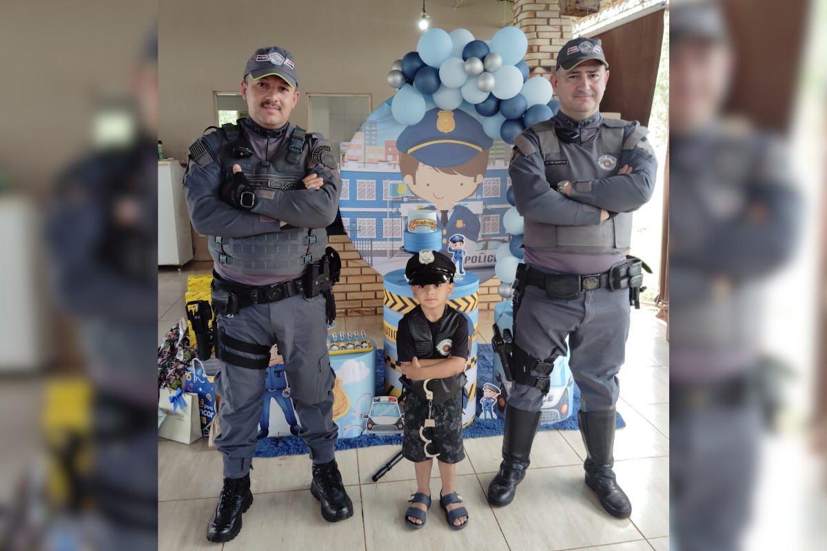 Menino comemora 3 anos com visita surpresa de policiais militares em festa temática no interior de SP: ‘Sempre gostou muito’, diz pai
