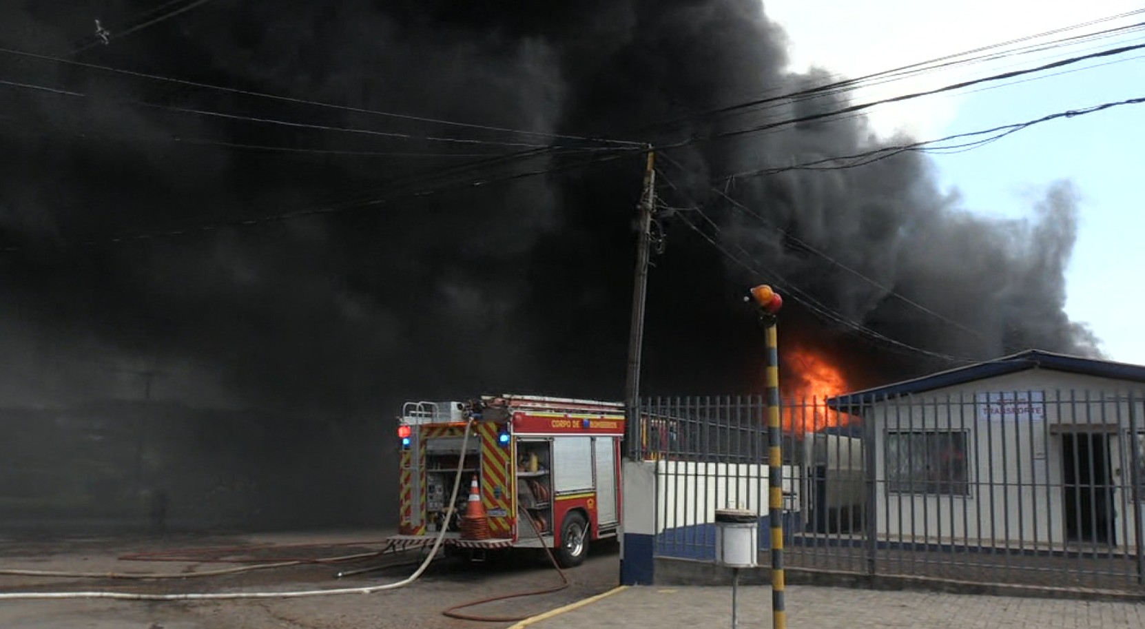 VÍDEO: Incêndio atinge fábrica de embalagens de Cascavel 