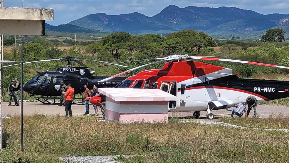 Helic&oacute;ptero Potiguar 01 ao lado do helic&oacute;ptero apreendido em Pau dos Ferros &mdash; Foto: Igor J&aacute;come/g1