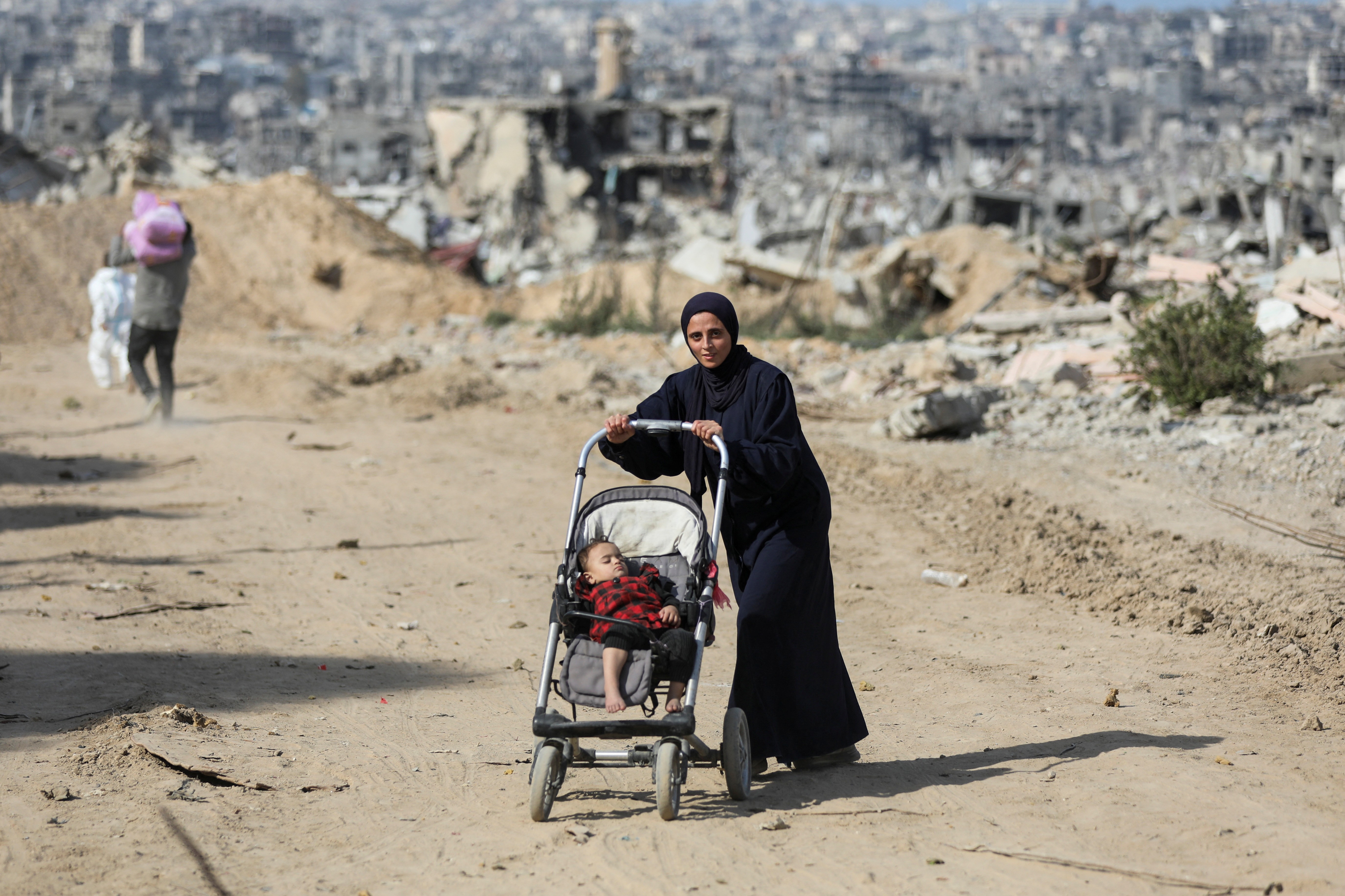 Milhares de deslocados voltam para casa em Gaza após início da trégua