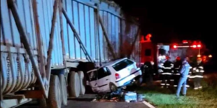 Acidente entre carro e caminhão deixa um morto e dois feridos em Cerqueira César