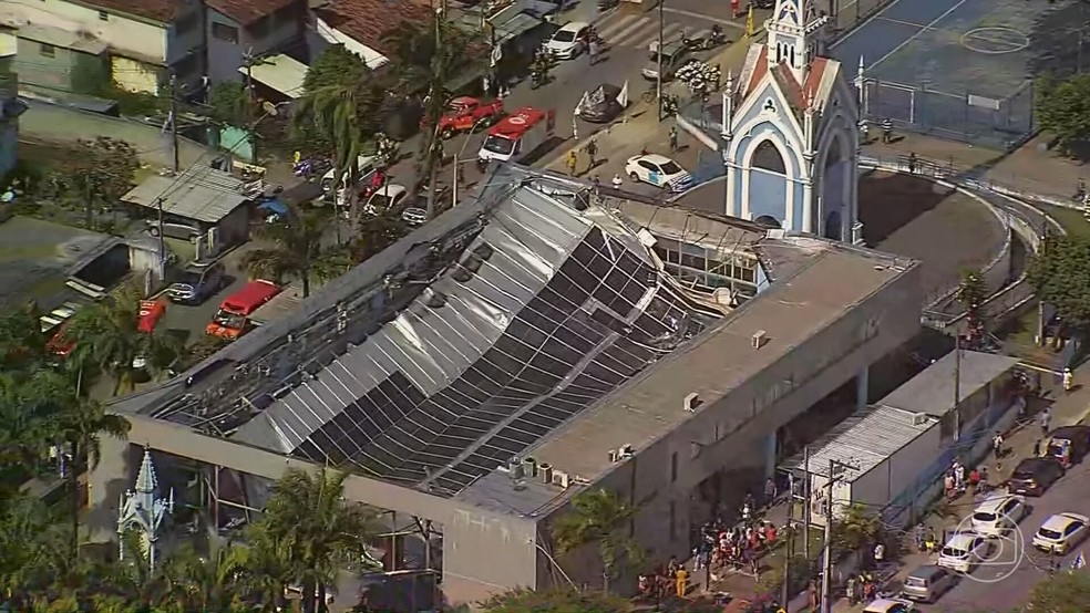 Desabamento de teto de santuário no Recife: igreja tinha passado por reforma para instalação de placas de energia solar há poucos dias — Foto: Reprodução/TV Globo