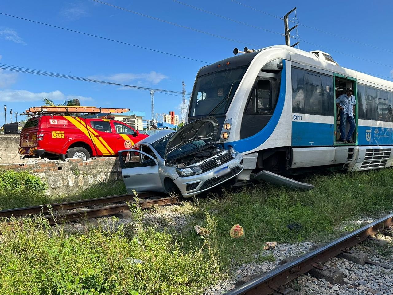 Carro é arrastado por trem ao tentar atravessar linha férrea na Zona Leste de Natal