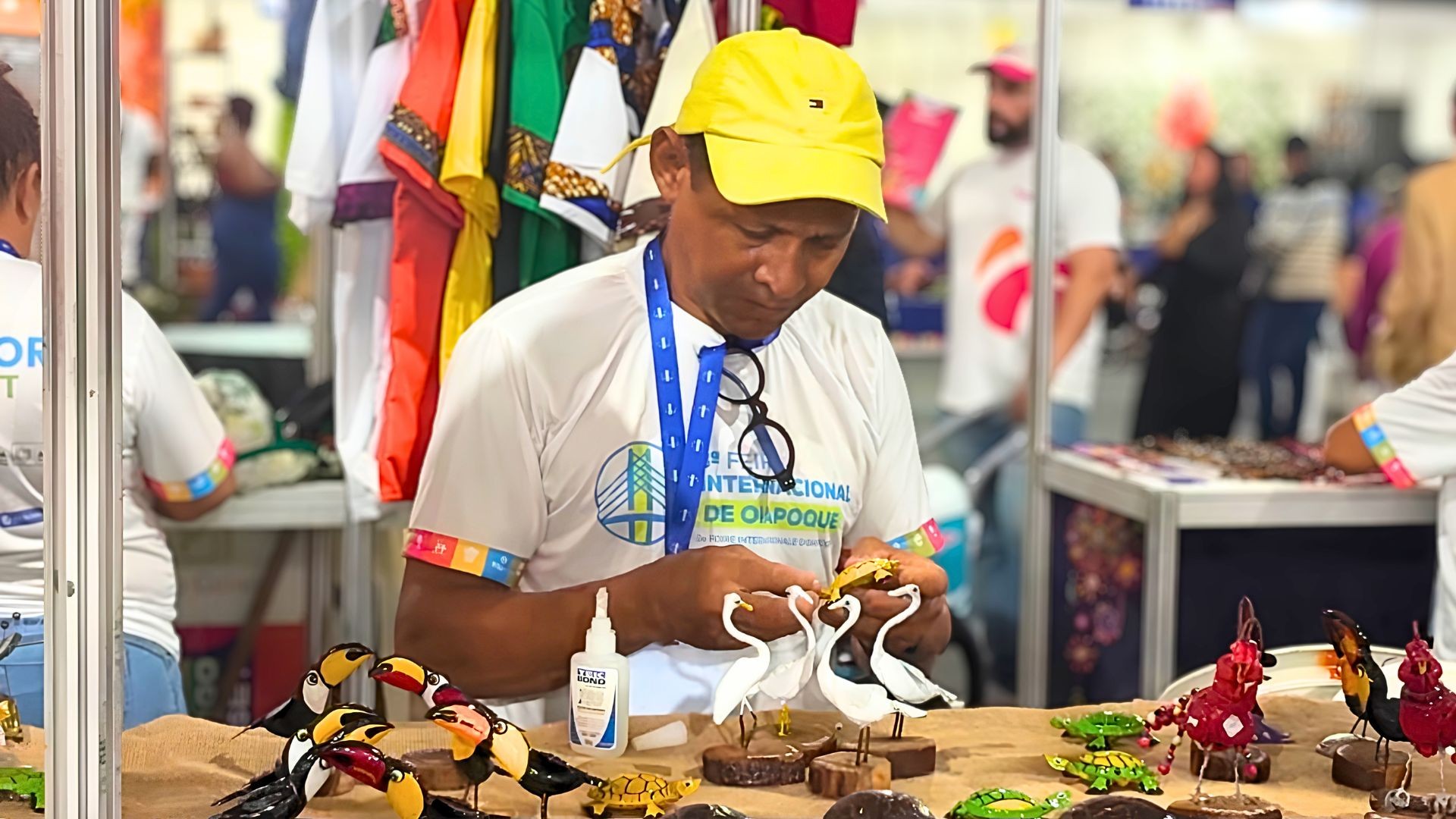 'Lixo a gente reutiliza', diz artesão de Oiapoque que superou o desemprego com a reciclagem