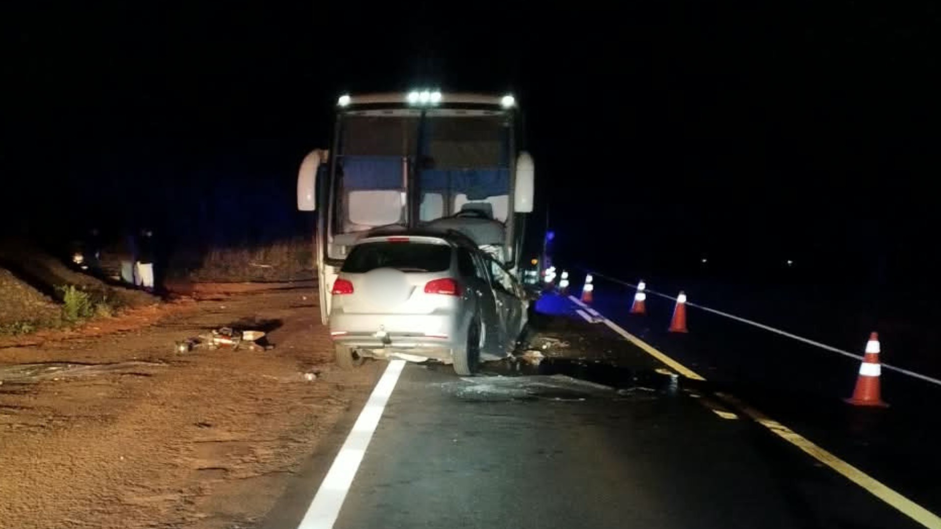 Motorista morre após bater de frente com ônibus universitário da Prefeitura de Frutal na BR-364