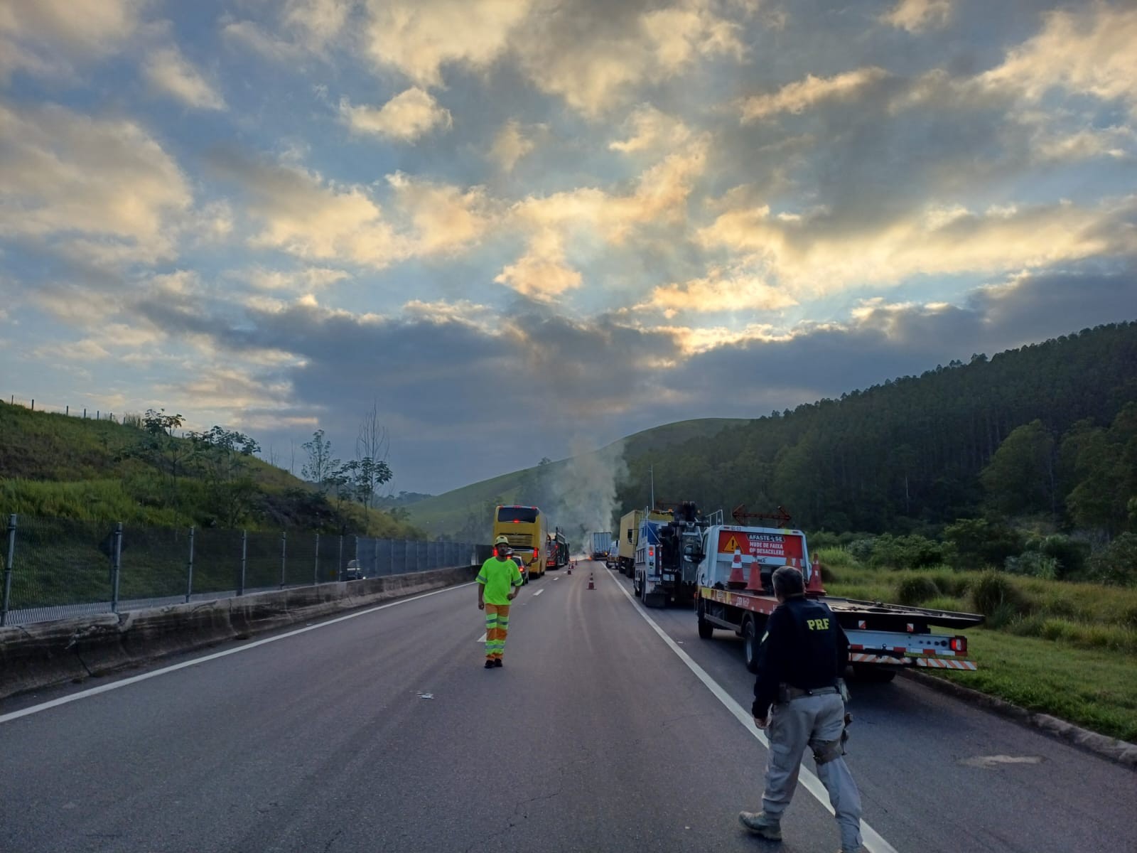 Carreta pega fogo e interdita Dutra por mais de 2 horas em Lavrinhas