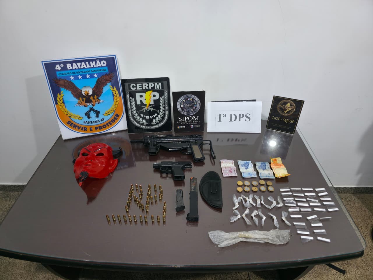 Polícia apreende adolescentes com submetralhadora, pistola e drogas no Amapá