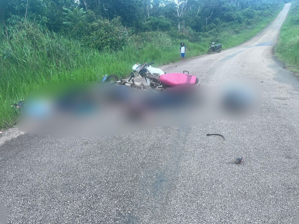 Vanderleia chegou a ficar desacordada na rodovia. Ela foi amparada pela filha que pediu socorro &mdash; Foto: CBMAC