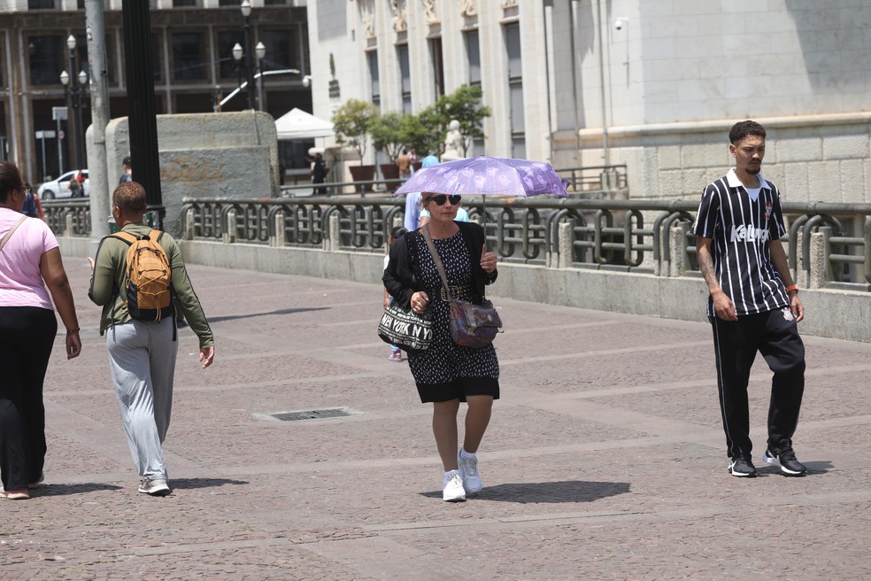 Pedestres enfrentam forte calor na região central da cidade de São Paulo — Foto: RENATO S. CERQUEIRA/ATO PRESS/ESTADÃO CONTEÚDO